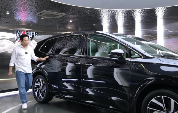 Ngắm chiếc ôtô mới tậu của Trấn Thành