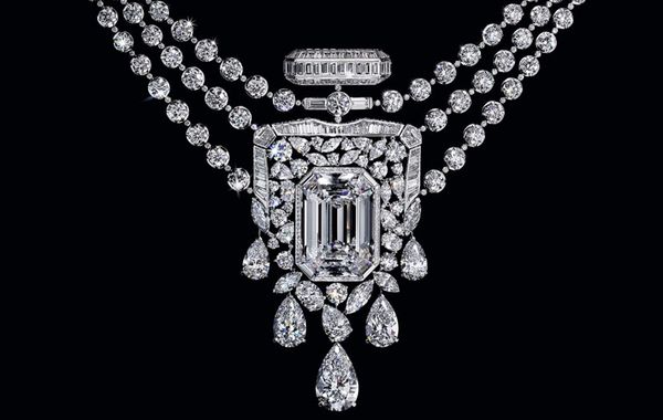 Chanel biến chai nước hoa huyền thoại thành vòng cổ kim cương