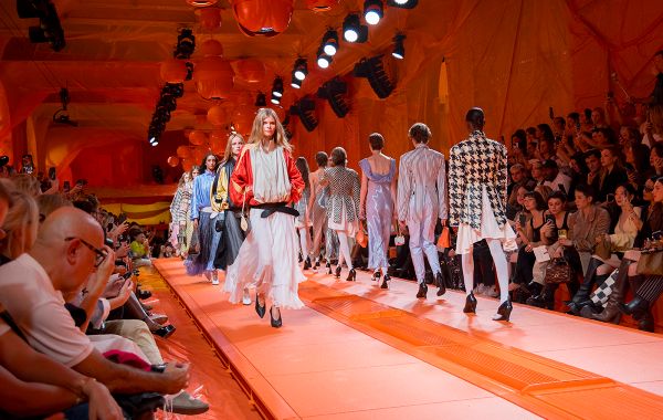 Louis Vuitton SS24 RTW: Chuyến đi quyến rũ trên đại lộ Champs-Elysées