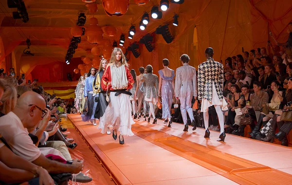 Louis Vuitton SS24 RTW: Chuyến đi quyến rũ trên đại lộ Champs-Elysées