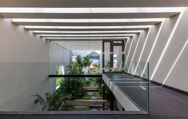 Nhà phố xanh mướt độc đáo với hình dáng du thuyền tại Nha Trang