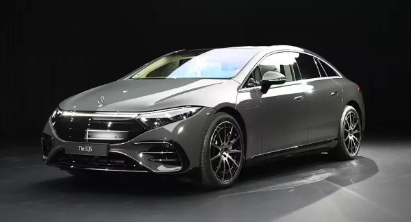 Ra mắt Mercedes-Benz EQS 2025 với thiết kế giống xe xăng hơn, phạm vi di chuyển tăng 82 km