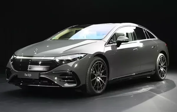 Ra mắt Mercedes-Benz EQS 2025 với thiết kế giống xe xăng hơn, phạm vi di chuyển tăng 82 km
