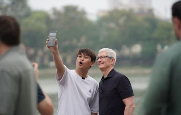 Tim Cook "khuấy đảo" Hà Nội: Thưởng thức cà phê, dạo Hồ Gươm và gặp gỡ những nhà sáng tạo trẻ