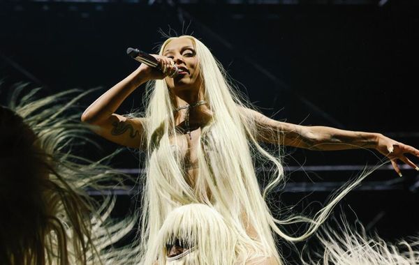 Doja Cat đốt cháy Coachella với những bộ cánh kỳ dị