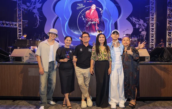 Phương Thanh tình cảm bên Bằng Kiều, Mono trong buổi tổng duyệt live concert Đóa Hồng Gai