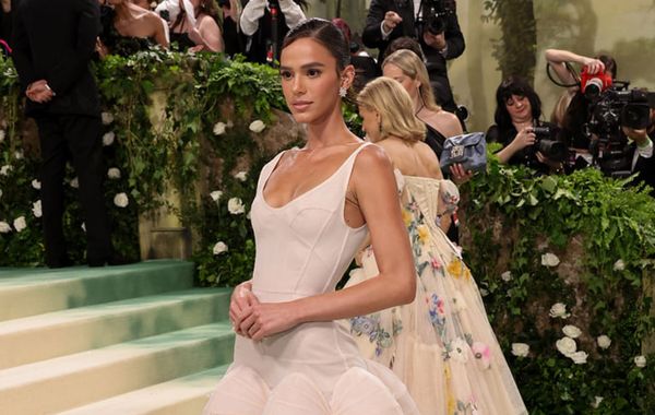 Bruna Marquezine sánh vai huyền thoại Uma Thurman trong đầm hoa Tory Burch