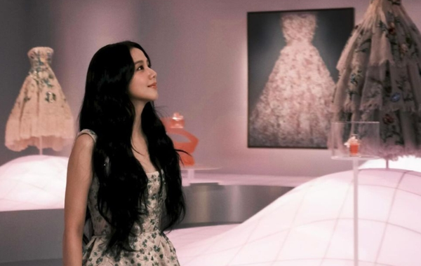 Jisoo BLACKPINK, Natalie Portman diện đầm hoa tại sự kiện Dior
