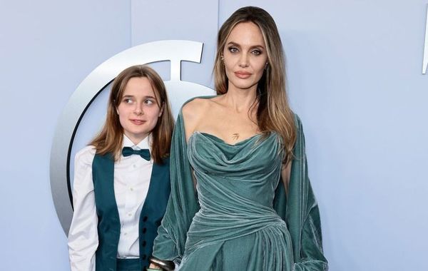 Angelina Jolie đưa con gái út Vivienne lên thảm đỏ lễ trao giải Tony