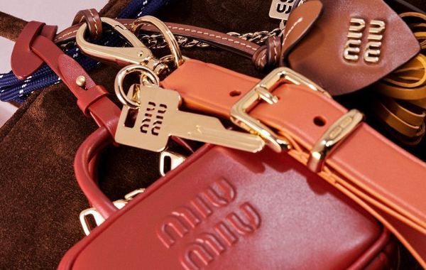 Xu hướng "lộn xộn" thịnh hành, Miu Miu ra mắt BST phụ kiện cá nhân hóa phong cách