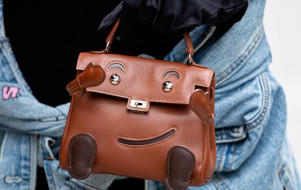 Mẫu túi xách hình người độc lạ, có giá lên đến 5,5 tỷ đồng vẫn "cháy hàng"