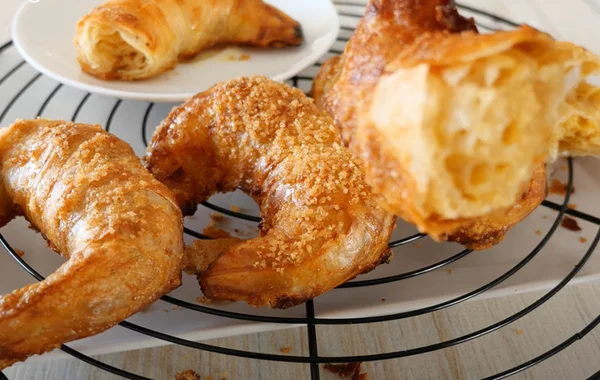 Cả thế giới phát sốt với trào lưu làm bánh Croissant bằng bánh tráng Việt Nam
