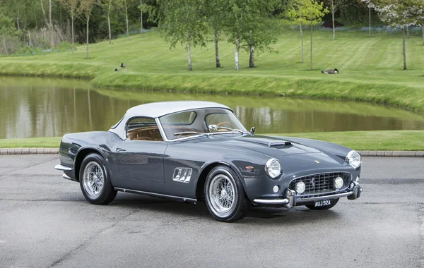Chiếc Ferrari này bán cho đại gia chịu chơi với giá quy đổi tới 425 tỷ đồng: Chỉ có 56 chiếc, từng chạy trên nhiều đường đua