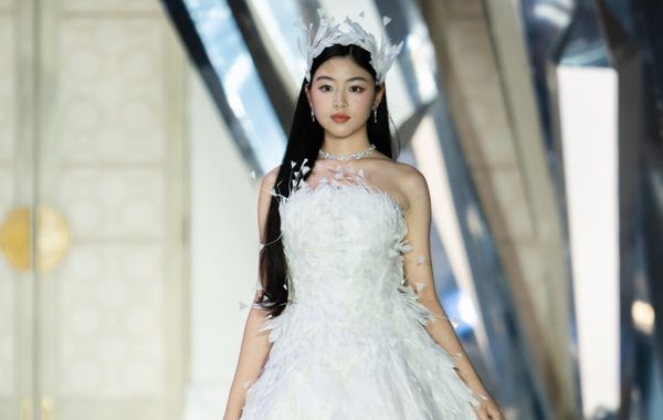 Lọ Lem "xé truyện bước ra", lần đầu catwalk trong show diễn của NTK Chung Thanh Phong