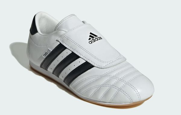 Soi tủ đồ sao từ trong nước đến quốc tế: Bật mí đôi giày adidas được Jennie lẫn Mono ưu ái