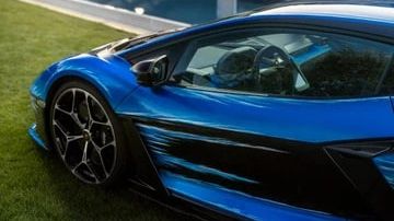 Siêu xe Lamborghini Revuelto với màu sơn tốn gần 500 giờ thực hiện