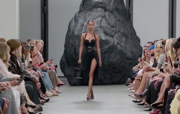 Michael Kors SS25: 35 năm tay nghề thủ công và kỹ nghệ tinh xảo của nước Ý