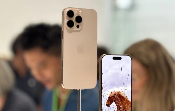 iPhone 16 Pro Max quá hot, màu titan sa mạc cháy hàng tại Việt Nam, có thể giao hàng trễ
