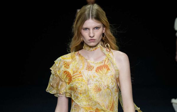 Versace Spring 2025 – Niềm vui của những năm 90