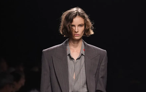 Bottega Veneta Xuân/Hè 2025: Loạt sao đổ bộ, ‘nàng thơ’ Thư Kỳ nổi bật với phong thái ‘xa xỉ thầm lặng’