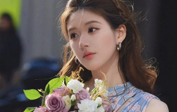 Triệu Lộ Tư tại show Versace: Tạo hình khiến fan liên tưởng tới nữ thần mùa Xuân