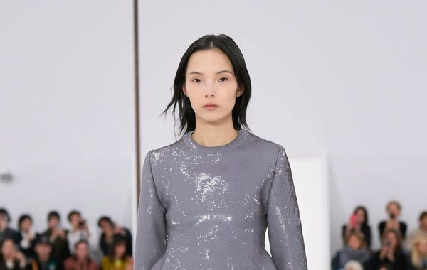 Loewe SS25 RTW: Jonathan Anderson tái hiện thế kỷ 19 của Loewe