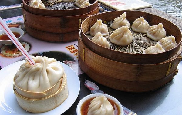 Du lịch Thượng Hải xếp hàng ăn bánh bao bằng ống hút