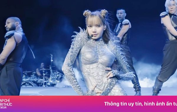 Lisa mặc sexy, làm bùng nổ sân khấu ở Mỹ