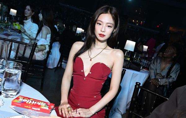 Chiếc váy 'cứu' Jennie khỏi loạt ồn ào mặc hớ hênh