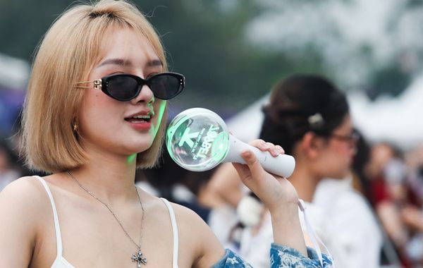 Hàng nghìn người đổ về SVĐ Mỹ Đình xem concert cuối Anh trai say hi