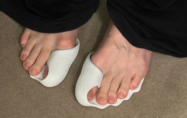 Sneaker hở 4 ngón chân giá 14 triệu đồng gây tranh cãi