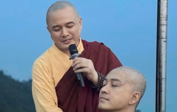 Tuấn Hưng cạo trọc đầu