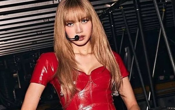 Lisa theo mốt không quần với Ferrari
