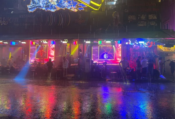 Bùi Viện — Khi cơn mưa đi qua phố không ngủ
