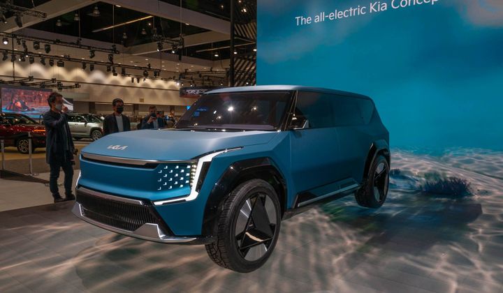 Xe điện Kia EV9 concept với lớp ngụy trang trước khi ra mắt năm 2023