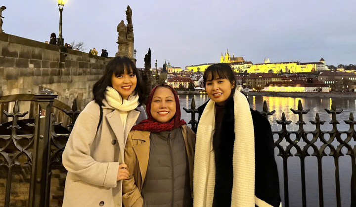 Trang Nhung và con gái đưa Siu Black đi dạo phố Châu Âu