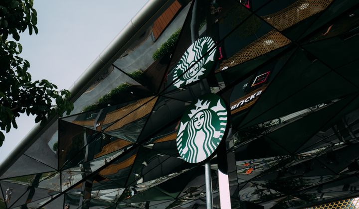 Starbucks chính thức mở cửa hàng có view đẹp nhất Sài Gòn, ngắm trọn thành phố với 100k thì giới trẻ cũng chịu khó check-in rần rần