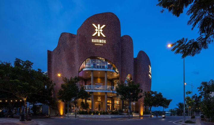 Mặt tiền ốp gạch mềm mại uốn lượn quanh quán cà phê Karinox ở Việt Nam