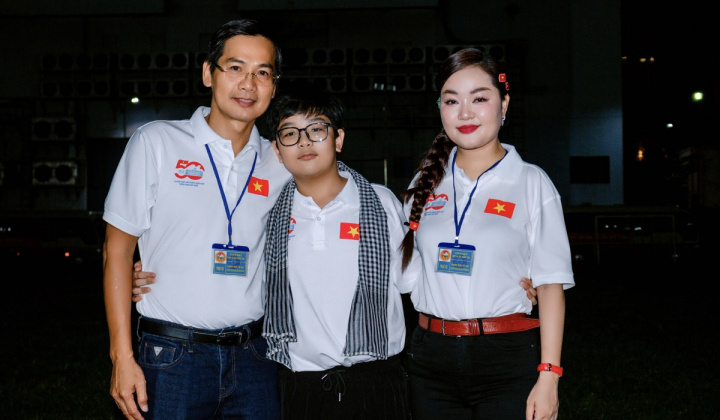 Gia đình Hoa hậu Hoàng Thanh Nga tham gia tiếp sức cho cán bộ, chiến sĩ diễu binh, diễu hành