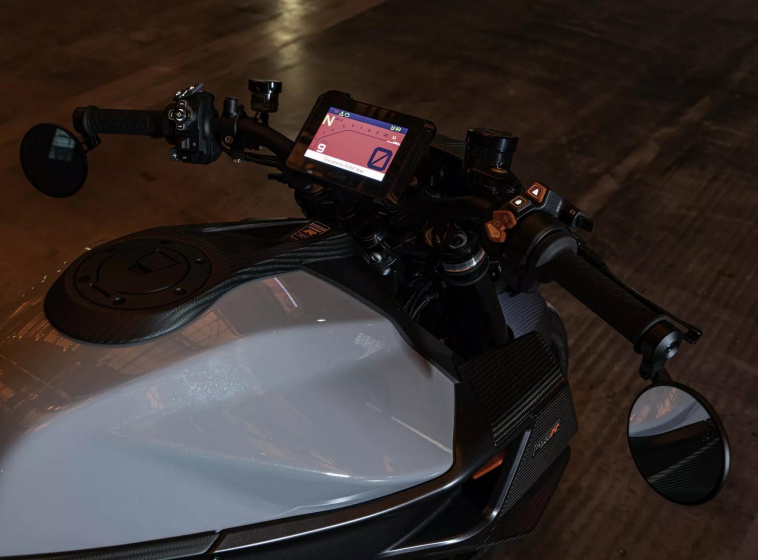 Với năm cài đặt có sẵn: Thoải mái, Đường phố, Thể thao, Đường đua và Nâng cao. 