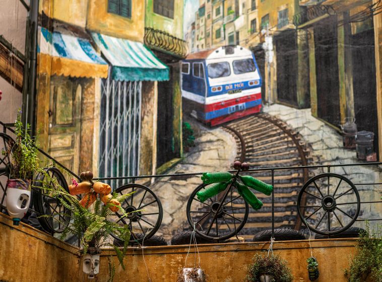 Tọa lạc tại khu vực sầm uất bật nhất thủ đô, nhưng Hidden Gem "thoát ly" hẳn khỏi những xô bồ của thành thị, đủ yên tĩnh để khách hàng thưởng thức sách và cà phê trong yên bình.