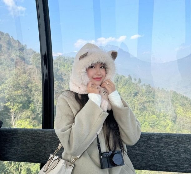 Doãn Hải My còn mua thêm một chiếc mũ lông đội trông cực dễ thương