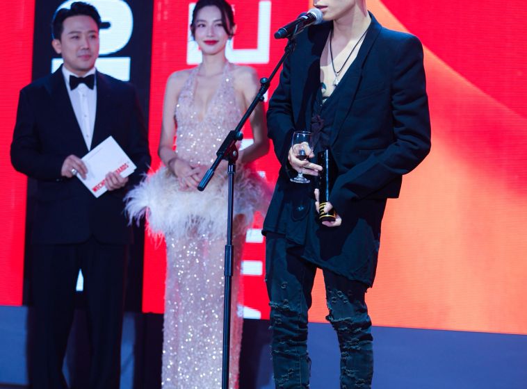 MCK gây ấn tượng với khán giả với outfit all black cực chất cùng điểm nhấn đôi giày cao góc độc lạ, phá cách của Rick Owens. Được biết, mẫu giày này mang tên Grilled Platform Boots
