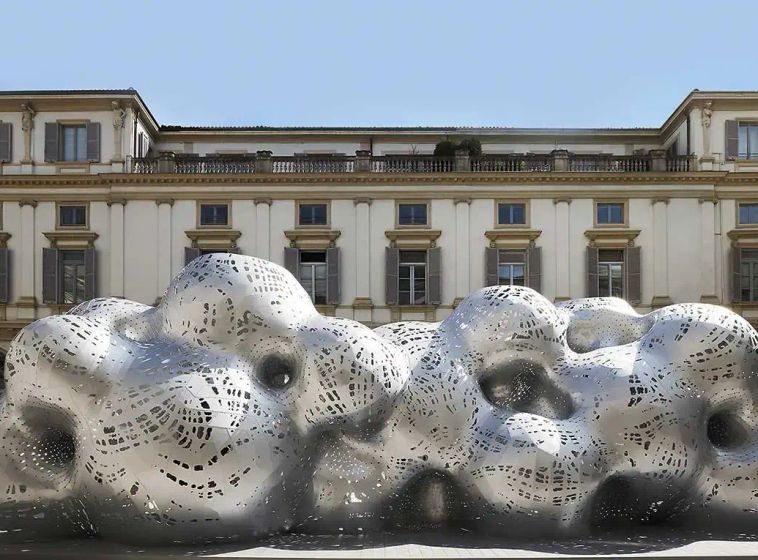 Năm nay, bên trong sân dinh thự Palazzo Serbelloni (Milan), triển lãm thường niên về kiến ​​trúc du mục của Louis Vuitton đã chào đón kiến trúc sư Marc Fornes và căn nhà du mục THEVERYMANY - một ví dụ hoàn hảo về cấu trúc giống san hô đặc trưng của kiến ​​trúc sư người Pháp. 