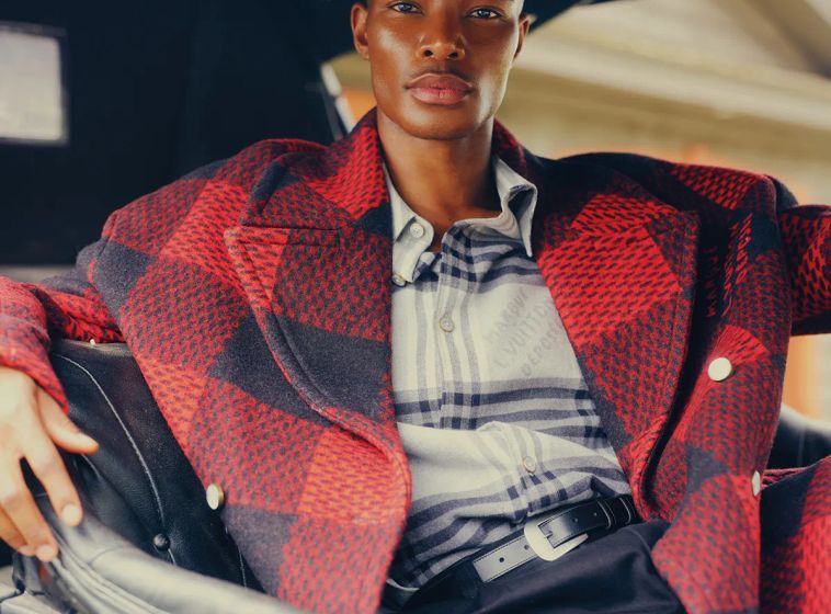 Louis Vuitton: áo khoác ngoài bằng lụa, cashmere và len 4.550 USD, áo sơ mi dạ bông 1350 USD; Zegna: quần bằng len và cashmere 2.450 USD; Celine: thắt lưng da 590 USD.
