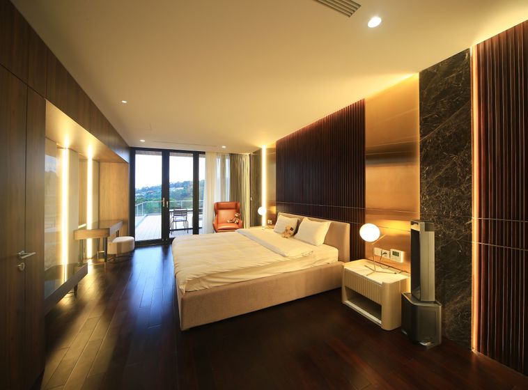 Tầng ba được thiết kế hai phòng ngủ, một không gian khách, bếp - ăn dành riêng cho gia chủ.