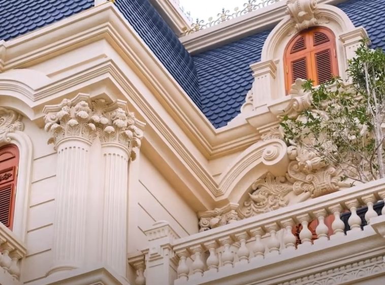 Bên ngoài căn nhà sơn màu kem hoàng gia sang trọng.