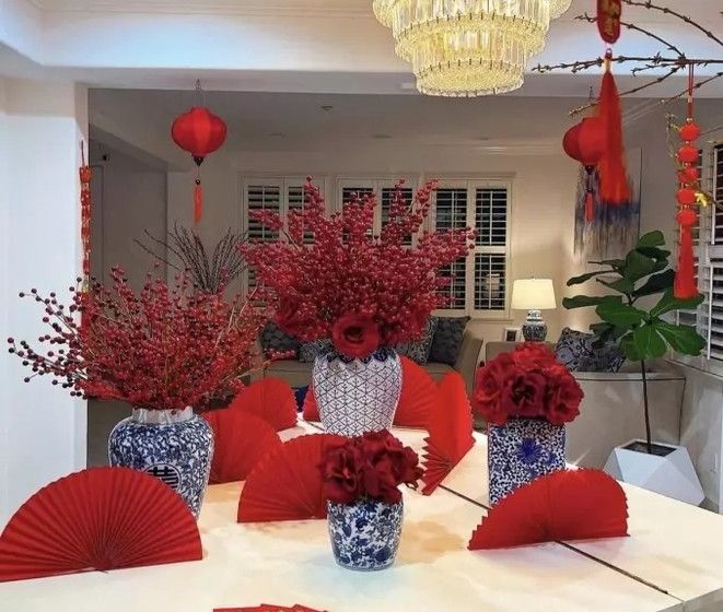 Đào đông đỏ được Phạm Hương cắm trong bình gốm sang trọng.
