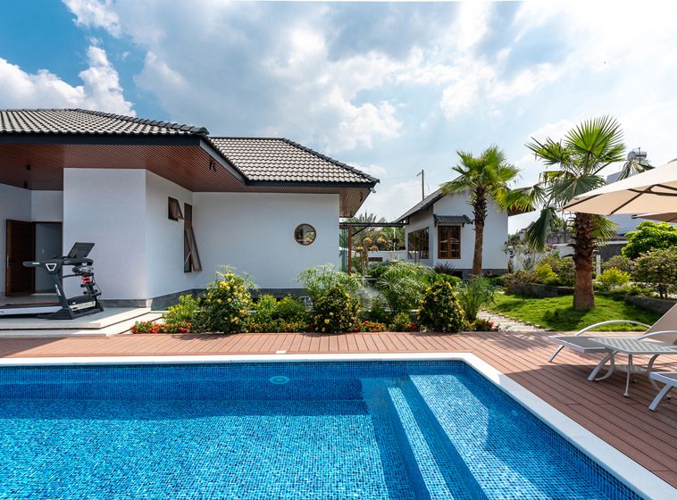 Hồ bơi và sân BBQ được bố trí ở phía sân sau, đảm bảo sự riêng tư cho gia chủ và không ảnh hưởng tới hàng xóm.