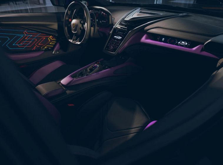 Tương tự ngoại thất, nội thất của chiếc Lamborghini Revuelto Opera Unica mạnh mẽ hơn với 2 tông màu chủ đạo là đen Nero Ade và tím Viola Acutus.